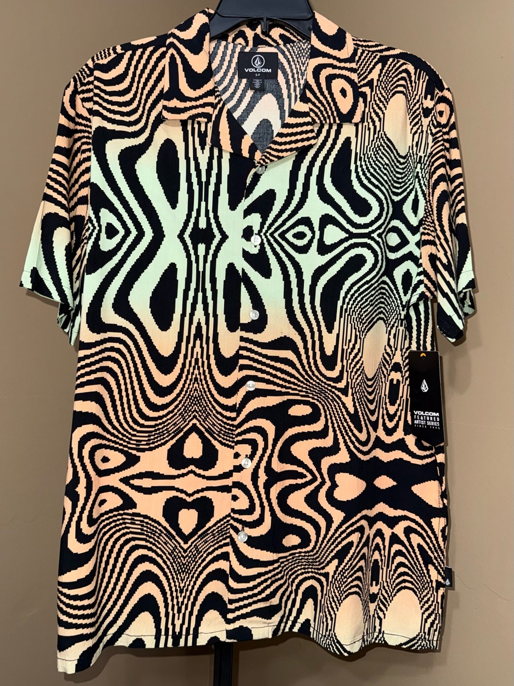 NWT VOLCOM Men’s Short Sleeve Button-Up Shirt. Size Small.